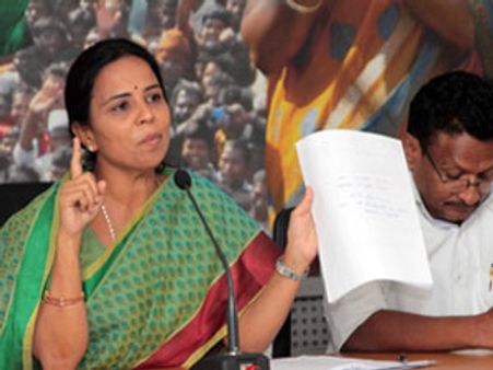 గజదొంగలు: బాబు, కాంగ్రెస్‌పై జగన్ పార్టీ రివర్స్ అటాక్