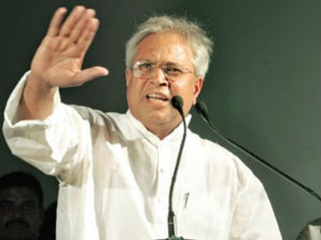 వైయస్‌ను జైల్లో పెట్టాలనే వాదన: జగన్‌పై ఉండవల్లి