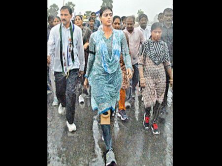 వర్షంలోను ఆగని షర్మిల: బొత్స ఇలాకాలో ఫిర్యాదులు