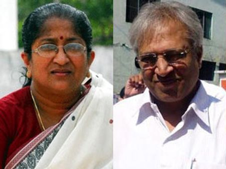 ఉండవల్లి చిట్టా విప్పుతా, బైక్‌పైన తిరిగాడు: విజయలక్ష్మి