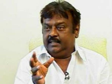 విజయకాంత్ పైన హత్యాయత్నం కేసు, వేధిస్తున్నారని..