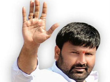 జగన్‌పార్టీలో అసంతృప్తి: జనార్ధన్ స్థానంలో కూన శ్రీశైలం