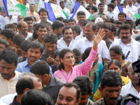 అదో భజన బ్యాచ్, మా సంస్కారం కాదు: షర్మిల ఎద్దేవా