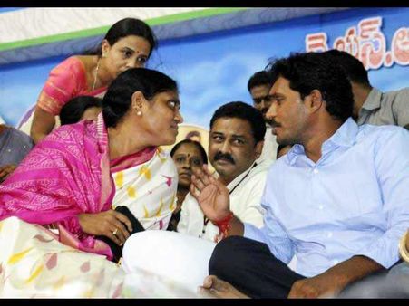 ఇరుకున పడేశారా?: తెలంగాణతో జగన్ పార్టీ హైజాక్