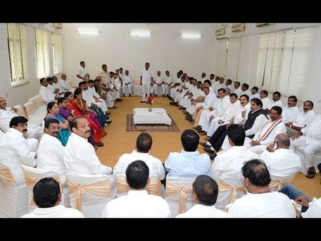 బుజ్జగింపు: నేతలకు షాక్, దామోదర ఫోన్స్(పిక్చర్స్)