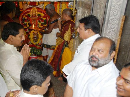 బోనాలు: మహంకాళికి కిరణ్ సహా నేతల తాకిడి