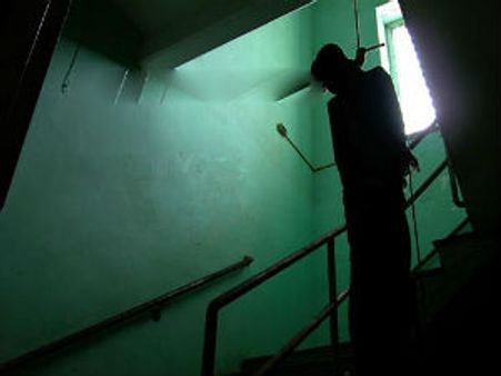 టిడిపి సర్పంచ్ అభ్యర్థి ఆత్మహత్య: గాలిలోకి కాల్పులు