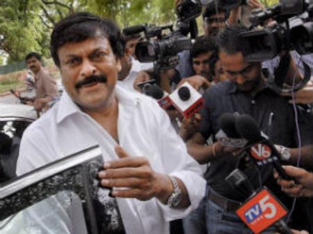 మా భవిష్యత్తుకాదు, సెంటిమెంట్ గౌరవించాలి: టిపై చిరు