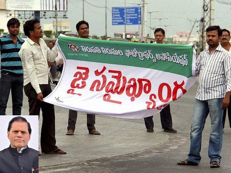 రాజీనామాల పరంపర: కొనసాగుతున్న ఆందోళన