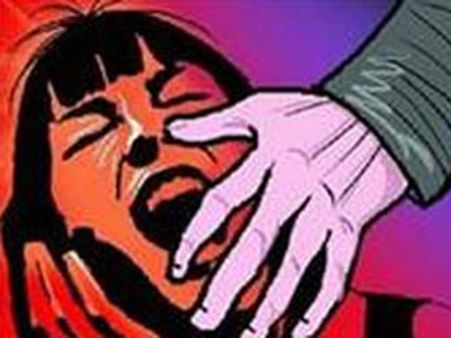 చున్నీ లాగారు: ప్రమాదానికి గురైన అమ్మాయి