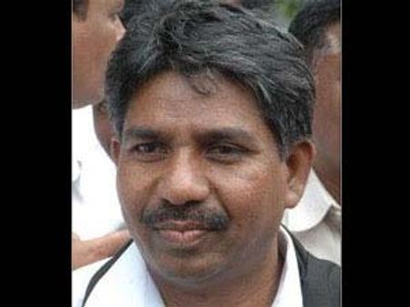 కెసిఆర్‌లో అభద్రతా భావం, బాబు హుందా: మందకృష్ణ