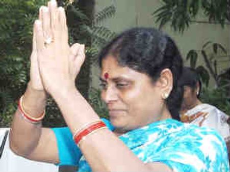 తెలంగాణను అడ్డుకోవడం లేదు: విజయమ్మ, కంటతడి