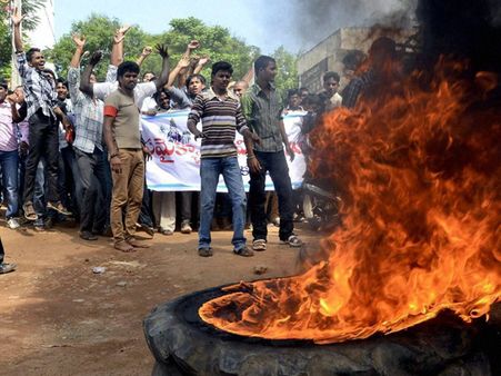 సమైక్యం: మంత్రి పైకి చెప్పు, ఇందిర విగ్రహం ధ్వంసం