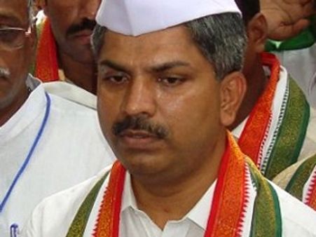 కెజి బేసిన్ వాటా అడగట్లేదు: రాపోలు, కాంగ్‌పై డి రాజా