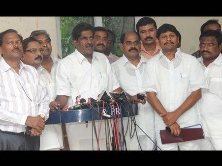 సబ్ కమిటీ చర్చలు విఫలం, కోర్టులో పిల్ (ఫోటోలు)