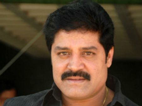 వైయస్ జగన్‌కు ఝలక్: కాంగ్రెసులోకి నటుడు శ్రీహరి