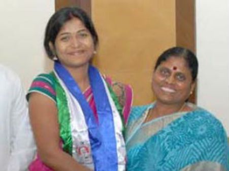జగన్‌కు 'న్యూస్ రీడర్' రాణి రుద్రమ గుడ్‌బై, బిజెపిలోకి!