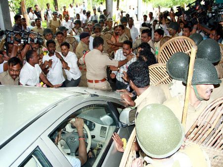 విహెచ్ వ్యాఖ్య: టిడిపి పూలు, జగన్ పార్టీ రాళ్లు!