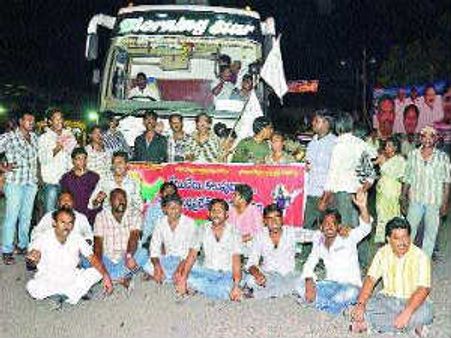  శ్రీశైలం టీ యాత్రాబస్సుకు బ్రేకులు: అసభ్యరాతలు