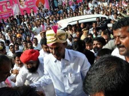 కెసిఆర్ బస్సుయాత్ర: హైదరాబాద్‌పై పేచి పెడితే నో