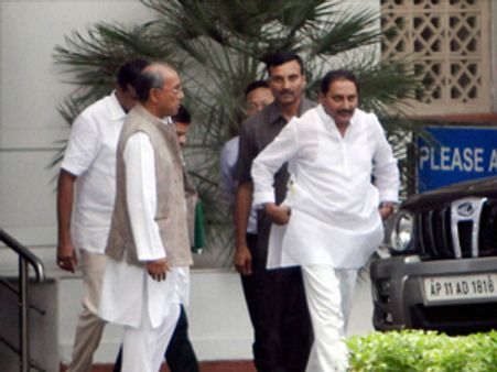 విభజన వద్దు: కిరణ్ రెడ్డి, సిఎంది సంక్లిష్ట స్థితి: డిగ్గీ