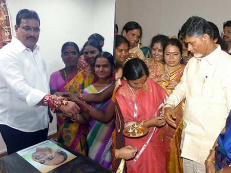 బాబుకు సునీత 'రక్ష', దానంకు మహిళలు (పిక్చర్స్)