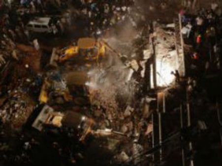 భవనం కూలి ముగ్గురు మృతి, నలుగురికి గాయాలు