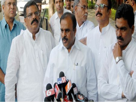 హైదరాబాద్‌పై సందిగ్ధతను తొలగించాలి: బొత్స ఝాన్సీ