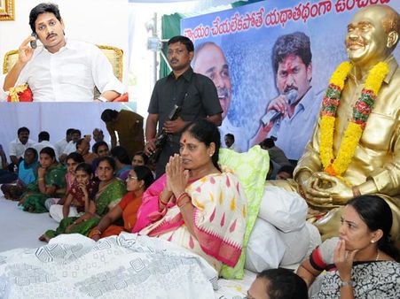 జగన్ ఫోన్: భారతితో భేటీ, విజయమ్మ దీక్ష విరమణ