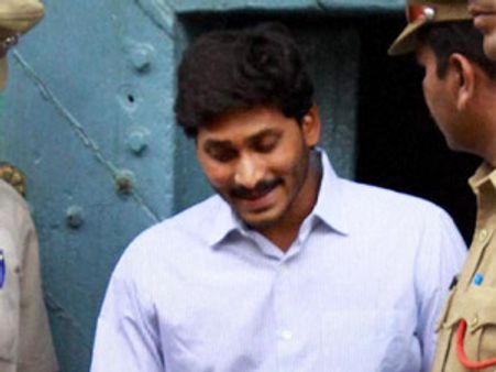 విభజనకు నిరసన: జైలులో వైయస్ జగన్ నిరాహార దీక్ష