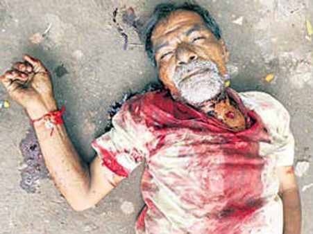 ఫుట్‌పాత్‌పై చెప్పులు కుట్టుకునే వ్యక్తిని కాల్చి చంపారు