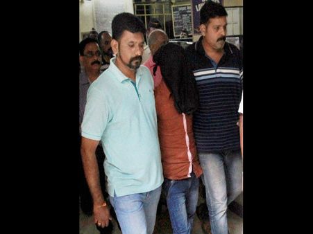 ఫొటో జర్నలిస్టు: రేప్ చేసి టీ తాగాడు, సినిమాకెళ్లాడు