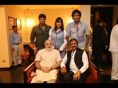 మోడీని అబ్బురపర్చిన లక్ష్మీప్రసన్న (సిటి భేటీ పిక్చర్స్)