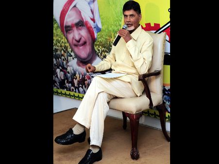 1 నుండి బాబు ఆత్మగౌరవ యాత్ర: విడతలుగా టూర్