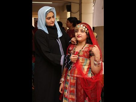 కృష్ణుళ్లు: గోపికకు సర్దుతూ ముస్లిం మహిళ(పిక్చర్స్)