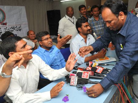 ప్రెస్‌క్లబ్‌లో ఉద్రిక్తత: విశాలాంధ్ర మహాసభ X తెలంగాణ