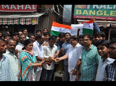 పిక్చర్స్: భత్కల్ అరెస్టుతో హైదరాబాద్ సంబరాలు