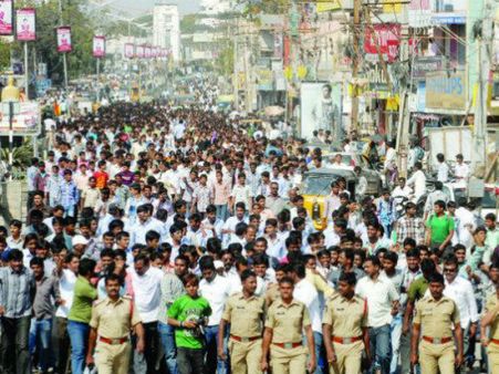సీమలో సమైక్యం: ఉట్టి కొట్టి నిరసన, నేతల నిలదీత