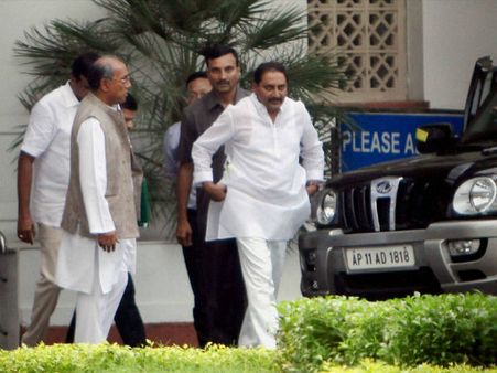  కిరణ్ సంచలనం: జగన్‌లా కొత్త పార్టీయా?