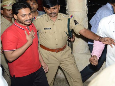 జగన్ దీక్ష భగ్నం: ఉస్మానియాకు తరలింపు, ఉద్రిక్తం