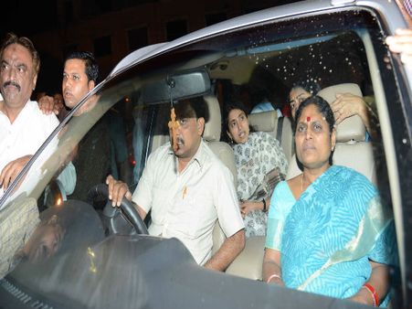 జగన్ దీక్ష చేస్తున్నాడు, చికిత్స వద్దన్నాడు: విజయమ్మ