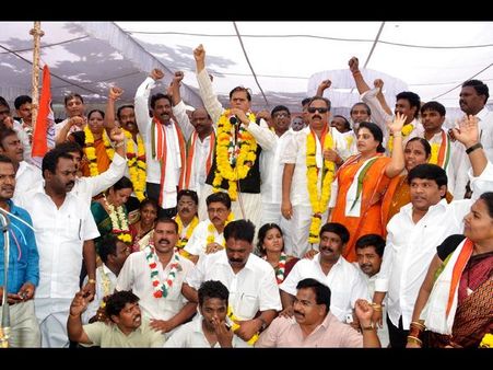 కడపలో ఉద్రిక్తత, విద్యార్థి ఆత్మహత్య: టిఎస్సార్‌కు సెగ