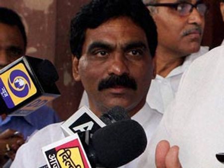 లగడపాటిని నిలదీసిన విద్యార్థులు: ఆపుతామని హామీ