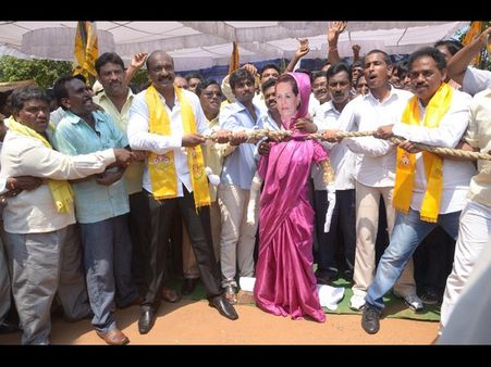 కాంగ్రెస్, టిడిపి పోటీ: సోనియా మెడకు తాడు (పిక్చర్స్)