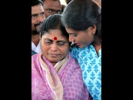 షర్మిలను మీ చేతుల్లో పెడుతున్నా: వైయస్ విజయమ్మ