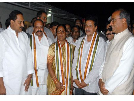 కాంగ్రెసులోకి కొండా సురేఖ: జగన్ చేరుతారో, లేదో