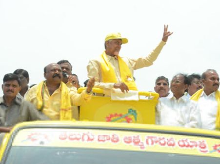 జగన్అంటే భయం, హైద్రాబాద్‌పై మాట్లాడే హక్కు: బాబు