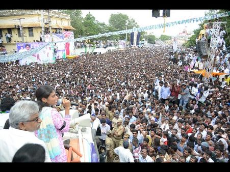 టీలేఖ వెనక్కి తీసుకోకుండా యాత్రనా: బాబుపై షర్మిల