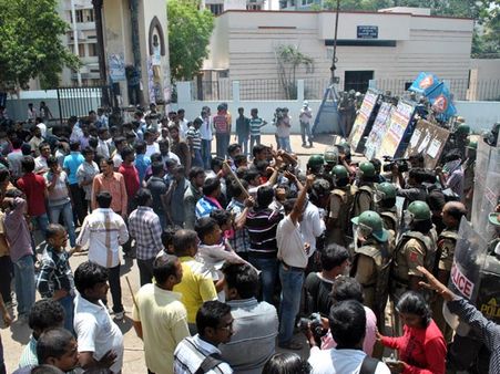 ఒయులో బైక్ ర్యాలీ, ఉద్రిక్తత: విద్యార్థి నేతపై దాడి