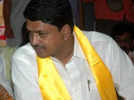 భార్యతో ఎమ్మెల్యే ధర్నా: బలమన్న పయ్యావుల